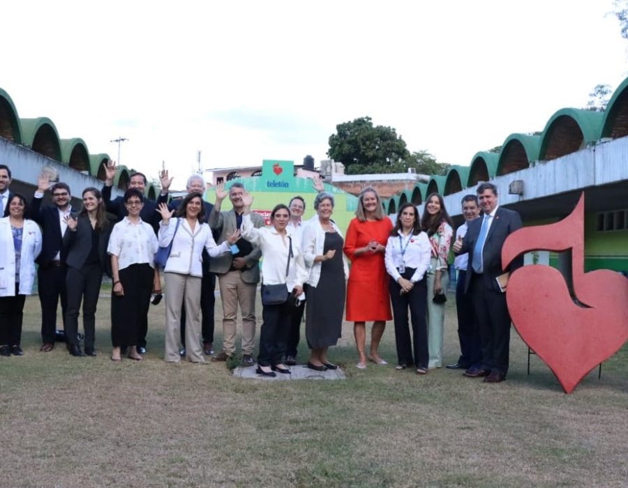 Representantes de Microsoft, MasterCard, CARE, Weber Shandwick, PCA, Teletón Honduras y The Trust for the Amercias en el Centro POETA Teletón en Tegucigalpa, Honduras.