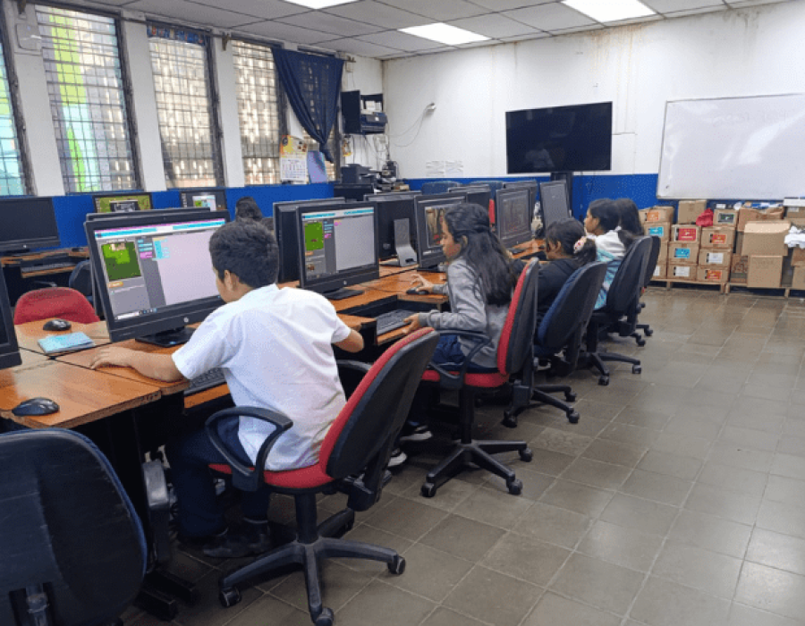 ¡Deja volar tu creatividad en la Hora del Código 2024!