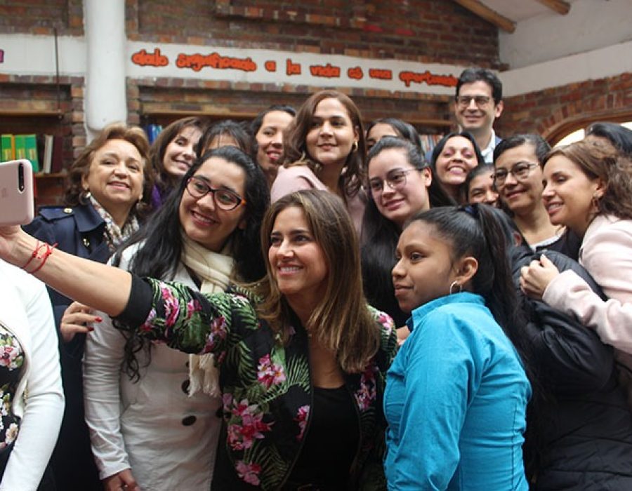 Asistentes al encuentro escuchan las experiencias de los beneficiarios.