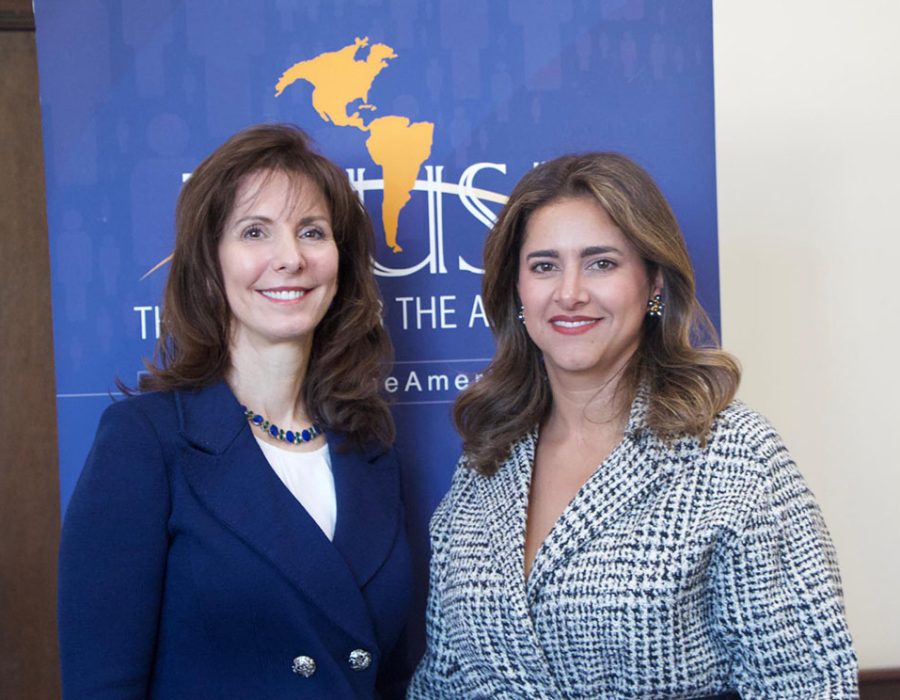 (De izquierda a derecha) Linda Eddleman y María Juliana Ruiz Sandoval.