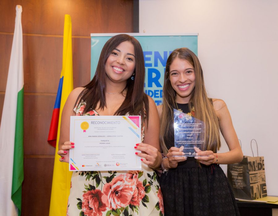 Ana María Giraldo y Geraldine Castro, participantes del Proyecto POETA Youthspark y Fundadoras de "TURQUETA" una empresa dedicada al diseño de ropa interior femenina. Gracias al Proyecto POETA YouthSpark, lograron potenciar su idea de negocio y expandir su línea de ropa en todo el país. Hoy en día, cuentan con una página web que le permite al usuario realizar compras en línea y postularse para ser embajador de la marca.