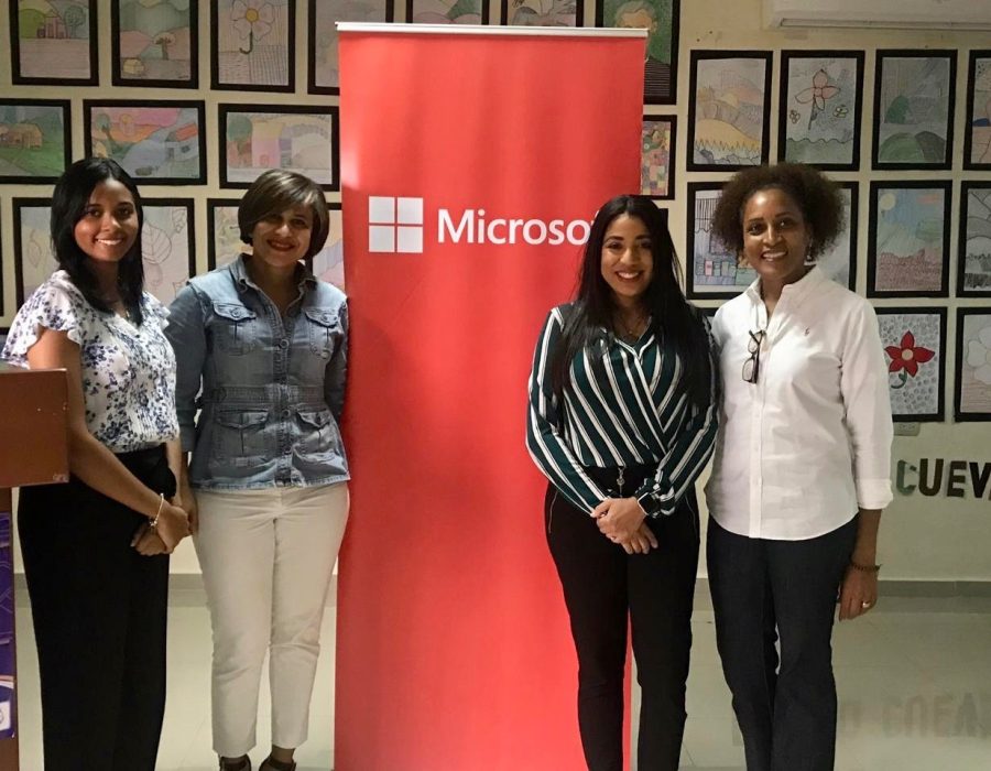 Mabel Gerónimo, Claudia Garcia y Yoheli Joaquin de Microsoft, y Juana Isabel Guerrero de ADASEC.
