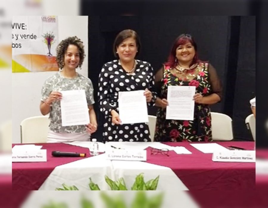 María Fernanda Sierra, gerente de Proyecto VIVE; Lorena Cortés Torralbo, directora del Instituto de las Mujeres del Municipio de Los Cabos y Klaudia González, coordinadora nacional de Proyecto VIVE